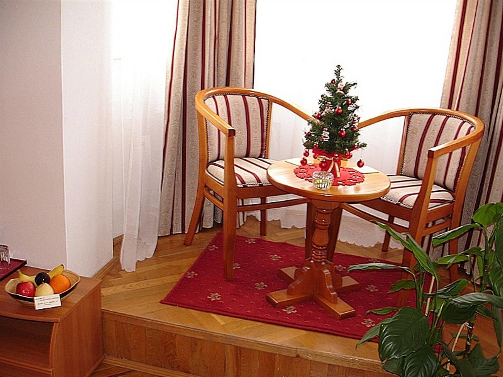 Villa-Hotel Escala Cluj-Napoca Esterno foto